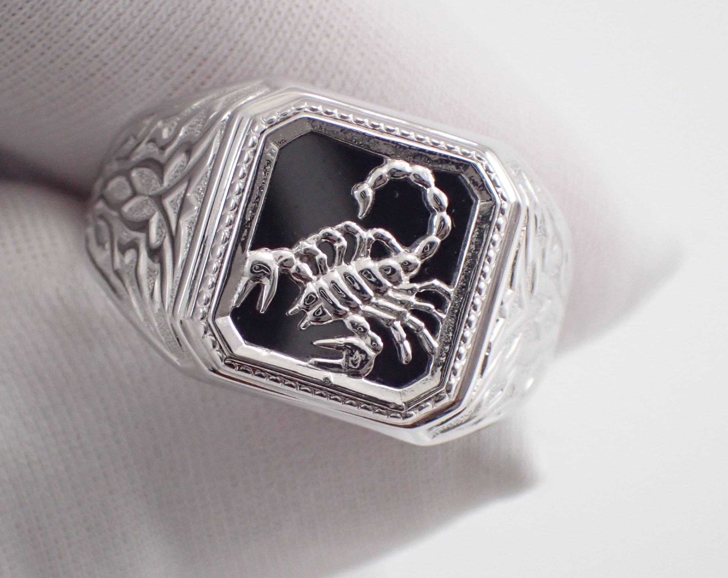 Печатка Мужская со Скорпионом с черным фианитом (Печатка Скорпион), Артикул КМ-08_15_с, серебро 925 смотреть онлайн