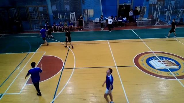 1 тайм соревнования по гандболу в честь дня защитника отечества. ХНЭУ смотреть онлайн