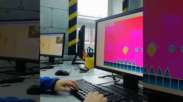 Михаил рассказывает о своей игре которую он программировал на курсе "Программирование игр на Scratc смотреть онлайн