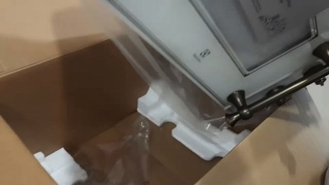 Распаковка — Микроволновая печь Electrolux EMM20000OC смотреть онлайн