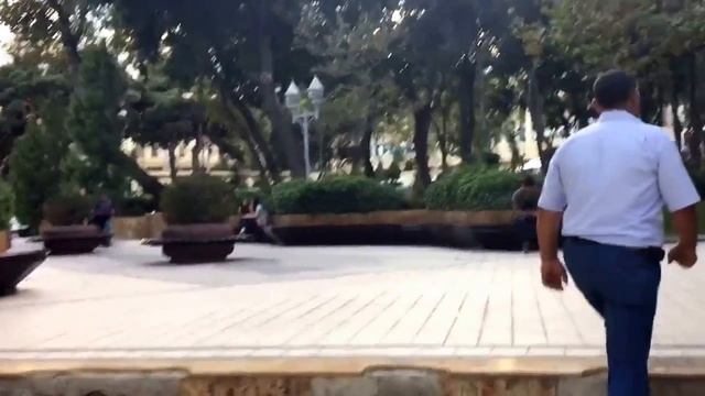 Баку. В Филармонию через Губернаторский садик смотреть онлайн