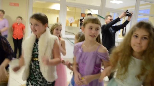 Новогодние танцы в 4-х классах (24.12.2015) смотреть онлайн