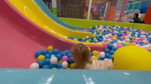 девочка Алиса играет в игровой комнате.