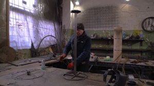 Процесс создания спиральной подставки для цветов из металла