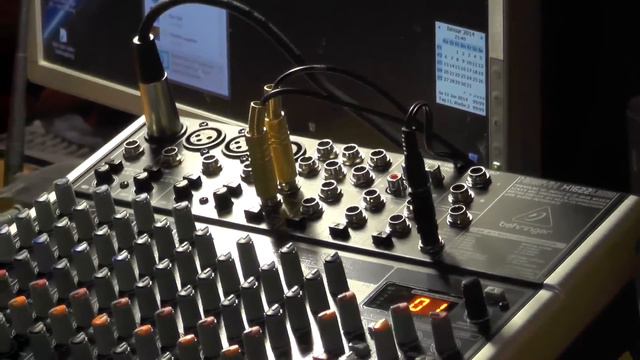 Unboxing Behringer Mischpult X1622 USB смотреть онлайн