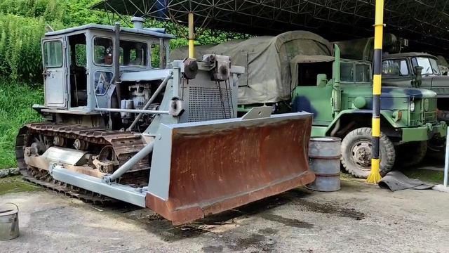 Запуск дизеля старого бульдозера