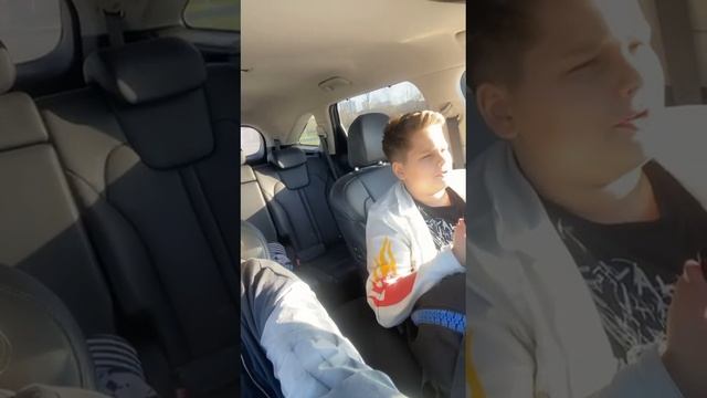 Поем в машине