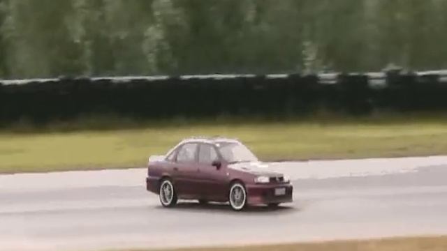 Vectra Turbo 4x4 on racetrack смотреть онлайн