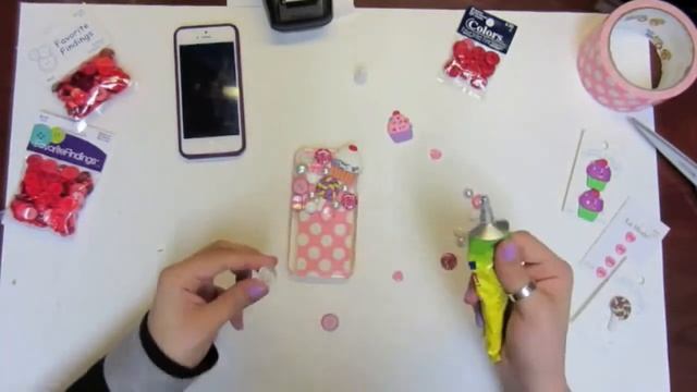 Create a Decoden Cell Phone Case using Buttons смотреть онлайн