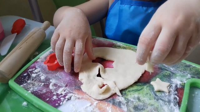 УЛЬЯНА ПЕЧЁТ ПИРОГ С ЯБЛОКАМИ И КЛУБНИКОЙ!!! смотреть онлайн
