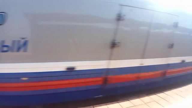 Электровоз ЭП1-271 с почтово-багажным поездом №989 следует через бывшую станцию Седанка. смотреть онлайн