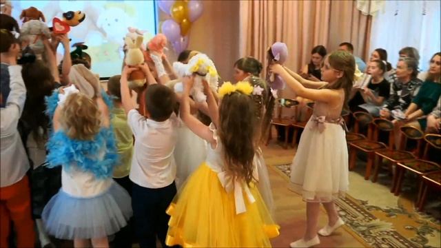 Танец с игрушками смотреть онлайн