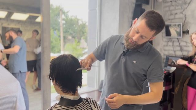 Стрижка на кудрявые волосы в стиле сэсун, круглая геометрия ?. @afanasievman2286 смотреть онлайн