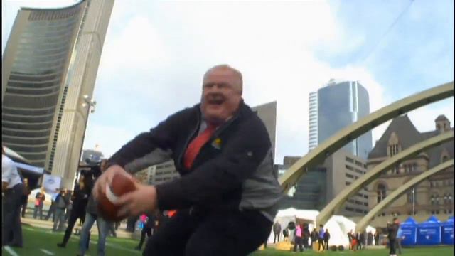 Mayor Rob Ford falls trying to toss pass [RAW VIDEO] смотреть онлайн