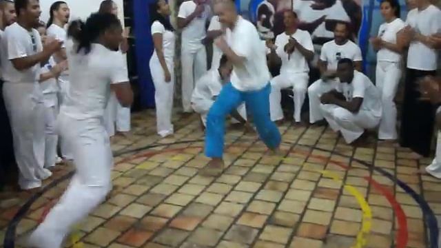 COMPRIDO NA FUNDACAO MESTRE BIMBA смотреть онлайн