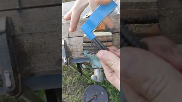 Как сделать большое сверло по дереву из чёрных саморезов и синей изоленты ?) #shorts смотреть онлайн