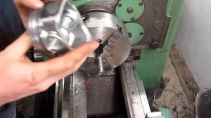 Нарезка канавок на поршнях под стопорные кольца.