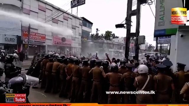 අධ්යාපන අමාත්යංශයට විරෝධතා පාගමනකින් ආපු ගුරුවරුන්ට තරු විසිවන ජල ප්රහාරයක් එල්ලවෙයි смотреть онлайн