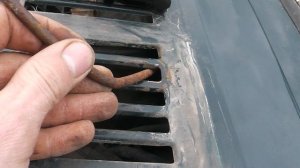 открыть капот нивы