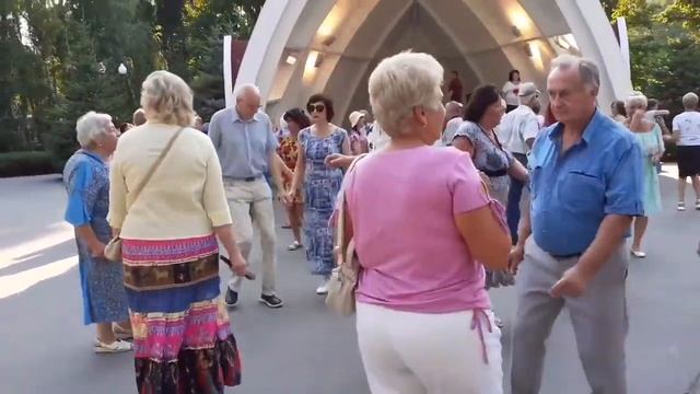 ОЙ, СМЕРЕКО! СЧАСТЛИВЫЕ МОМЕНТЫ ИЗ ПАРКА ГОРЬКОГО ХАРЬКОВ смотреть онлайн