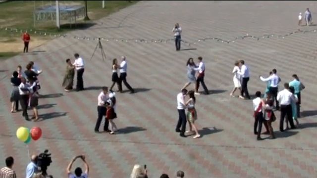 Последний звонок 25 мая 2016. Выпускники танцуют прощальный школьный вальс с мамами и папами! смотреть онлайн