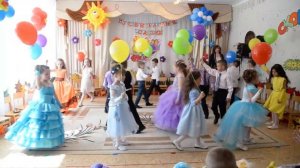 "танец с гелевыми ШАРИКАМИ" на выпускном в детском саду (Есть в нашей жизни полоса...)