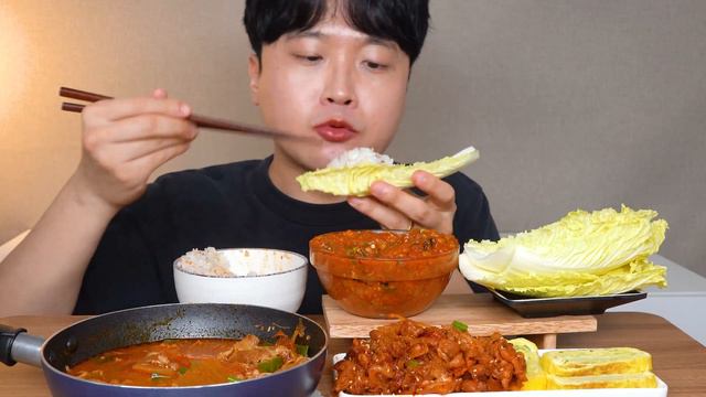 [와차밥] 삼겹살 김치찌개 제육볶음 우렁강된장 계란말이 알배추쌈 요리 먹방 Kimchi Stew & Pork Belly ASMR MUKBANG EATING SHOW смотреть онлайн