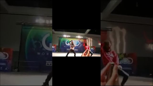 Два брата танцуют #shorts #братья #танцы #танцуют смотреть онлайн