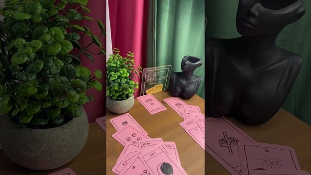 КАКАЯ из женщин поселилась в его голове сейчас? ?☝️ #таро#shorts смотреть онлайн