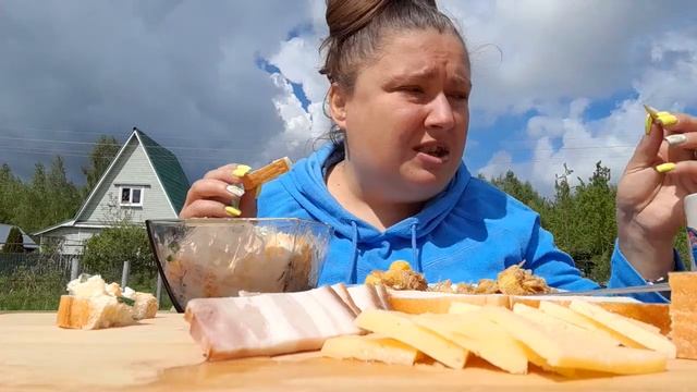 Мукбанг ? Завтракаю ? А потом грабли, лопата ???? смотреть онлайн