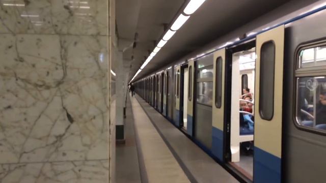 Метропоезд 81-760 на станции Бульвар Дмитрия Донского смотреть онлайн