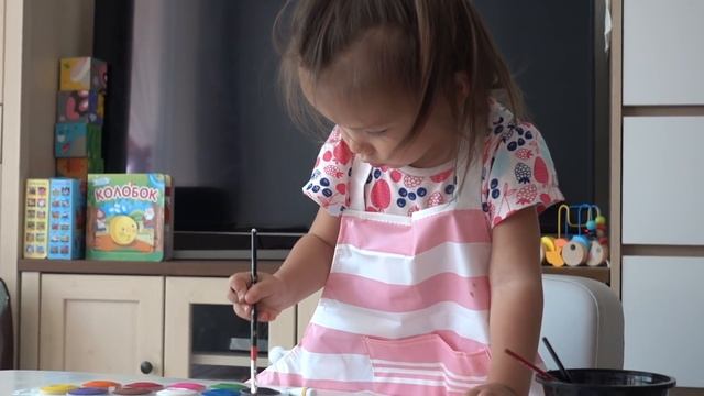 РЕБЕНОК РИСУЕТ КАРТИНЫ В 2 ГОДА смотреть онлайн