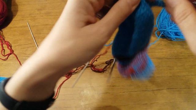 Новогодние носочки спицами / Подарок своими руками смотреть онлайн