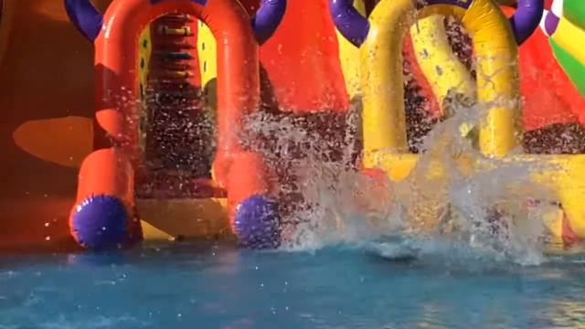 Надувная горка на пляже. смотреть онлайн