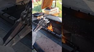 Стол мангал с решёткой гриль или просто очаг для приятных летних посиделок своими руками