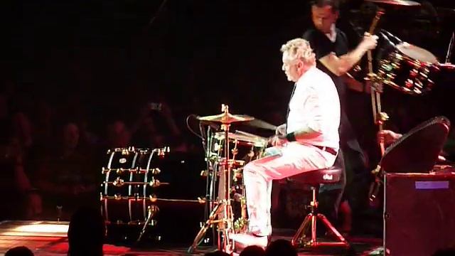 Roger Taylor - Drum solo O2 arena 7/11/08 смотреть онлайн