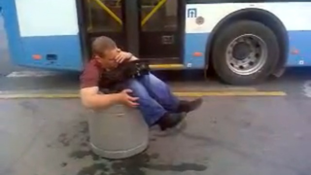 Сидит в урне и ждёт автобус:))) смотреть онлайн