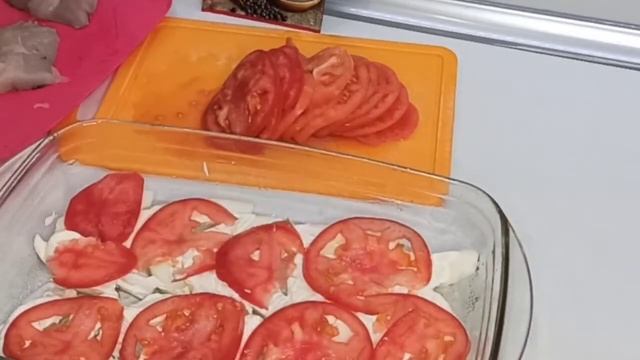 Это блюдо готова кушать хоть каждый день! Всего лишь РЫБА+ПОМИДОР+КАБАЧОК, а как вкусно и сочно! смотреть онлайн