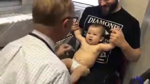 Доктор делает укол малышу