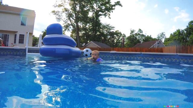 Летнее Развлечение Макс Играет в Бассейне с Водными Игрушками и Семьёй Весёлое Видео Для Детей Ч. 2 смотреть онлайн