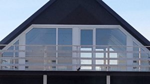 Вороны бъются в стекло аж до крови,что это??