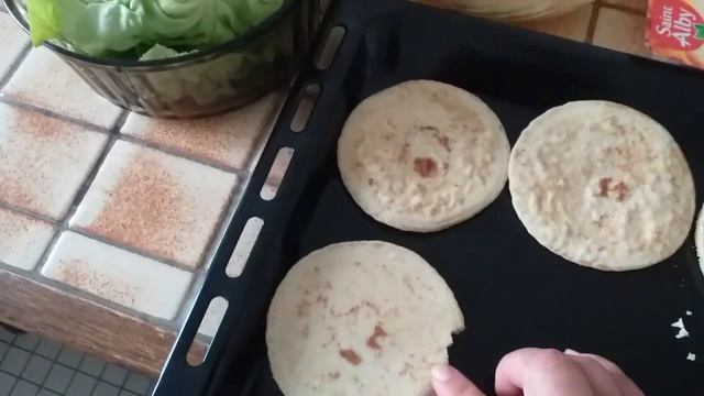 Мини пица, суп и овощные рулеты.