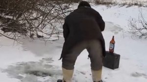 Рыбалка сетю. Откуда здесь ,в канаве, рыба?!