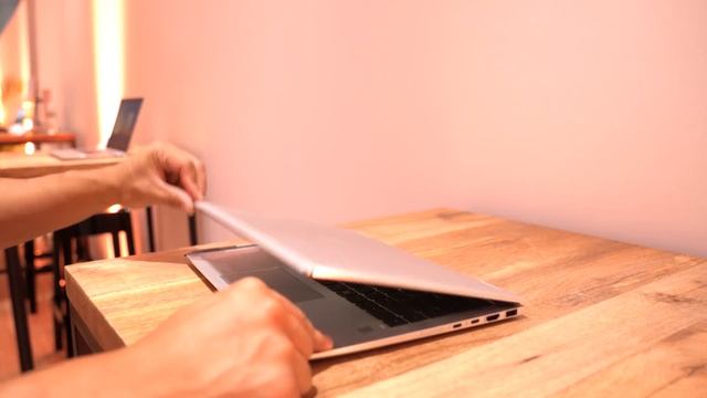 HP EliteBook 1040 G5 hands-on: A productivity machine with a rechargeable pen смотреть онлайн