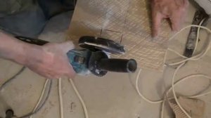 Отверстие в керамограните болгаркой под розетку