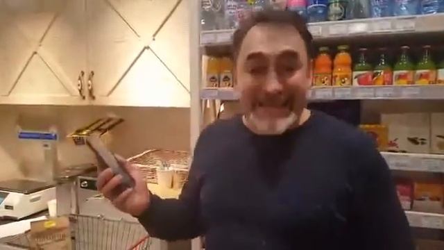 Покупка продуктов в магазине Prioriti Club через штрих код на телефоне смотреть онлайн