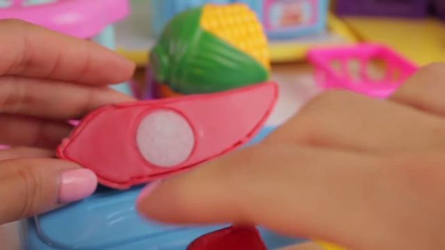 Малышка Маша много кушает и делает красивый макияж для детей смотреть онлайн