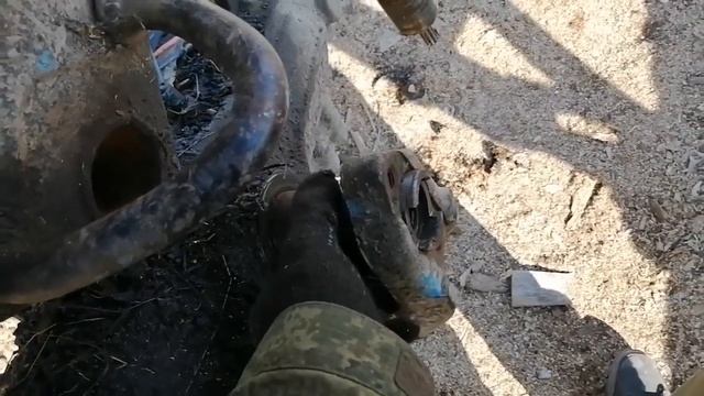 Выкатываю мост на мтз, меняю втулки качения и оси качения. Не большая ревизия моста. смотреть онлайн