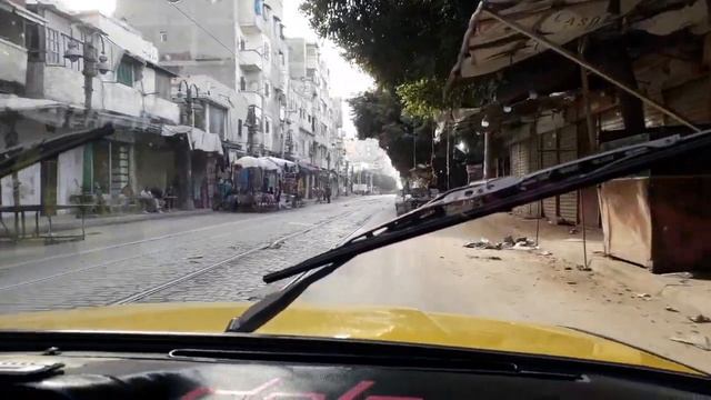Едем на ВАЗ-2107 по улице с грязной обочиной в Александрии. Заброшки Египта смотреть онлайн