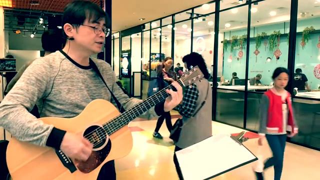 張三的歌。家樂福西屯店。宮鶴 吉他彈唱。 смотреть онлайн